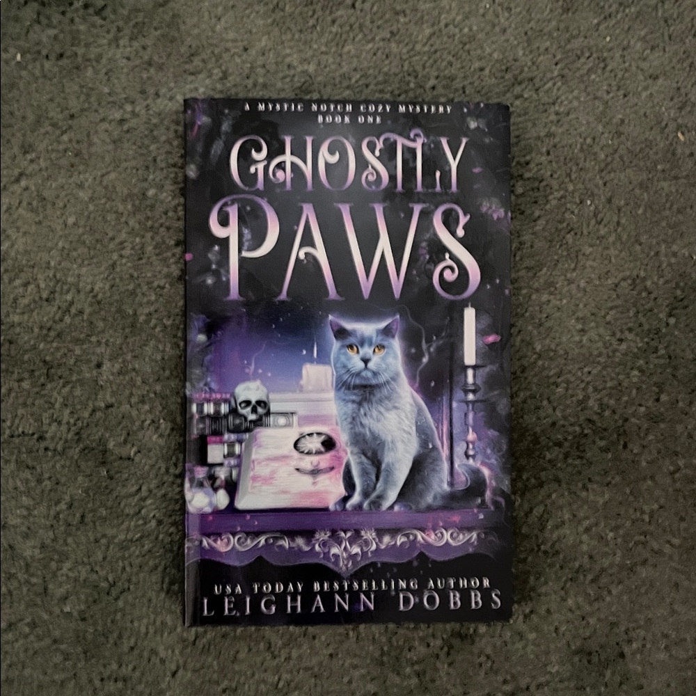Ghostly Paws -- Leighann Dobbs